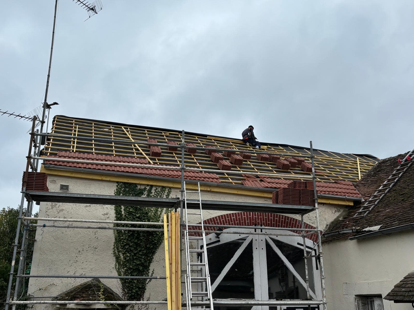 Chantier de rénovation de toiture réalisé par JCD Rénovation dans le Loiret (photo 1)