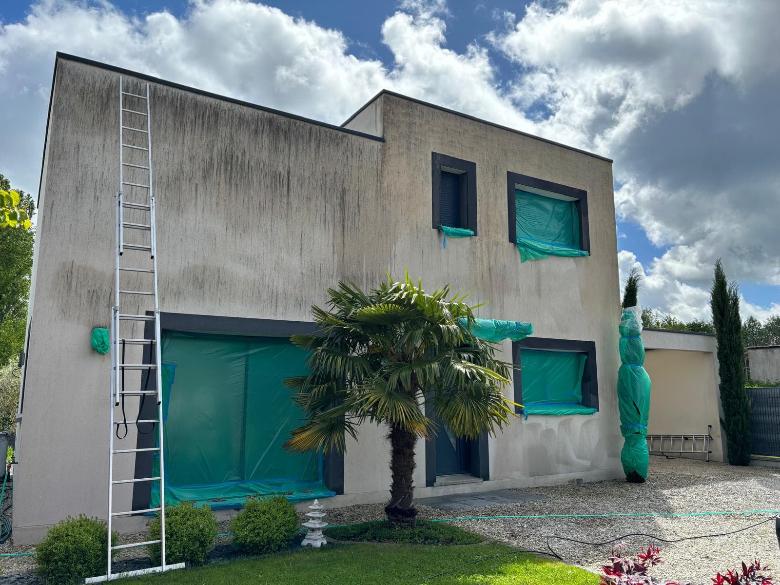 Pose de tuiles sur une toiture par les couvreurs JCD Rénovation (photo 2)