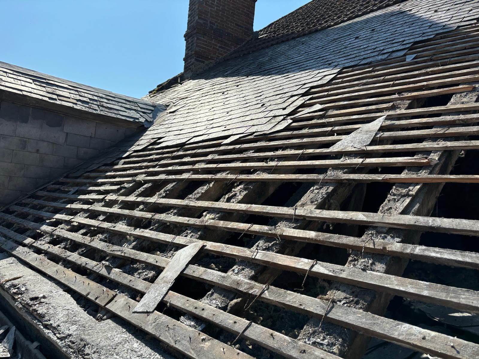 Pose de tuiles sur une toiture par les couvreurs JCD Rénovation (photo 8)