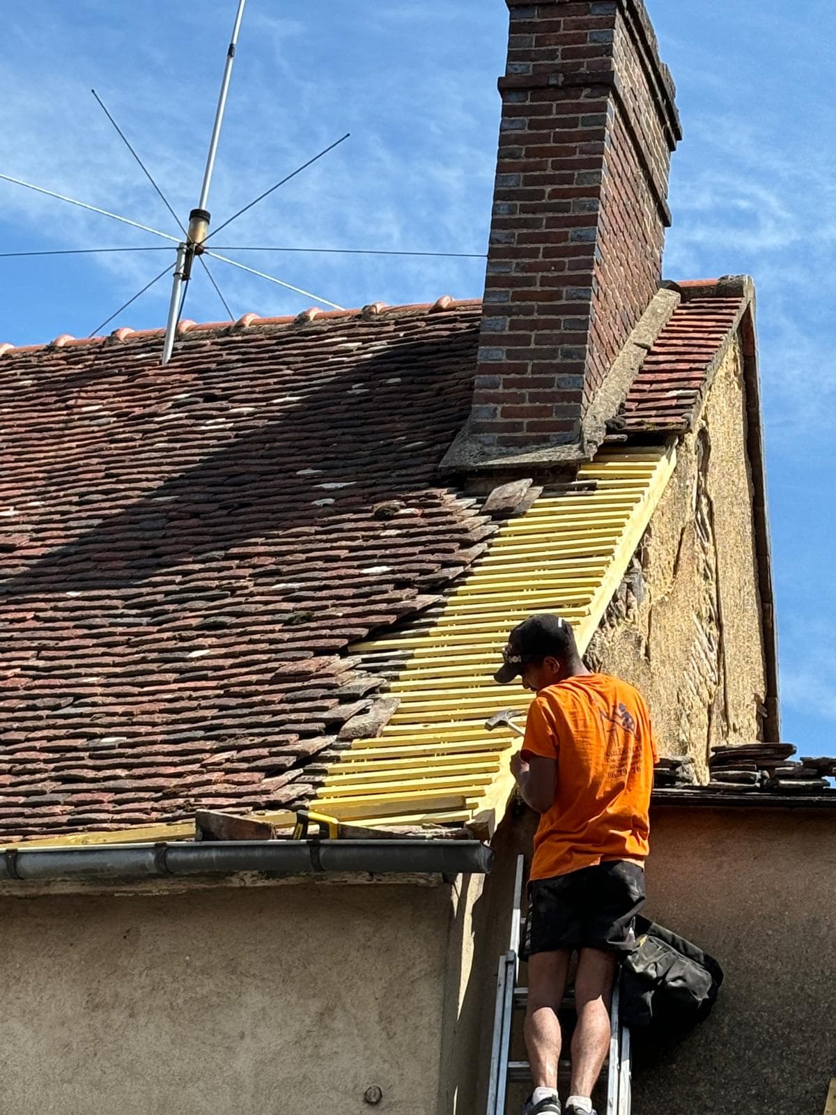 Travaux de couverture en cours sur un chantier JCD Rénovation près de Villemandeur (photo 9)