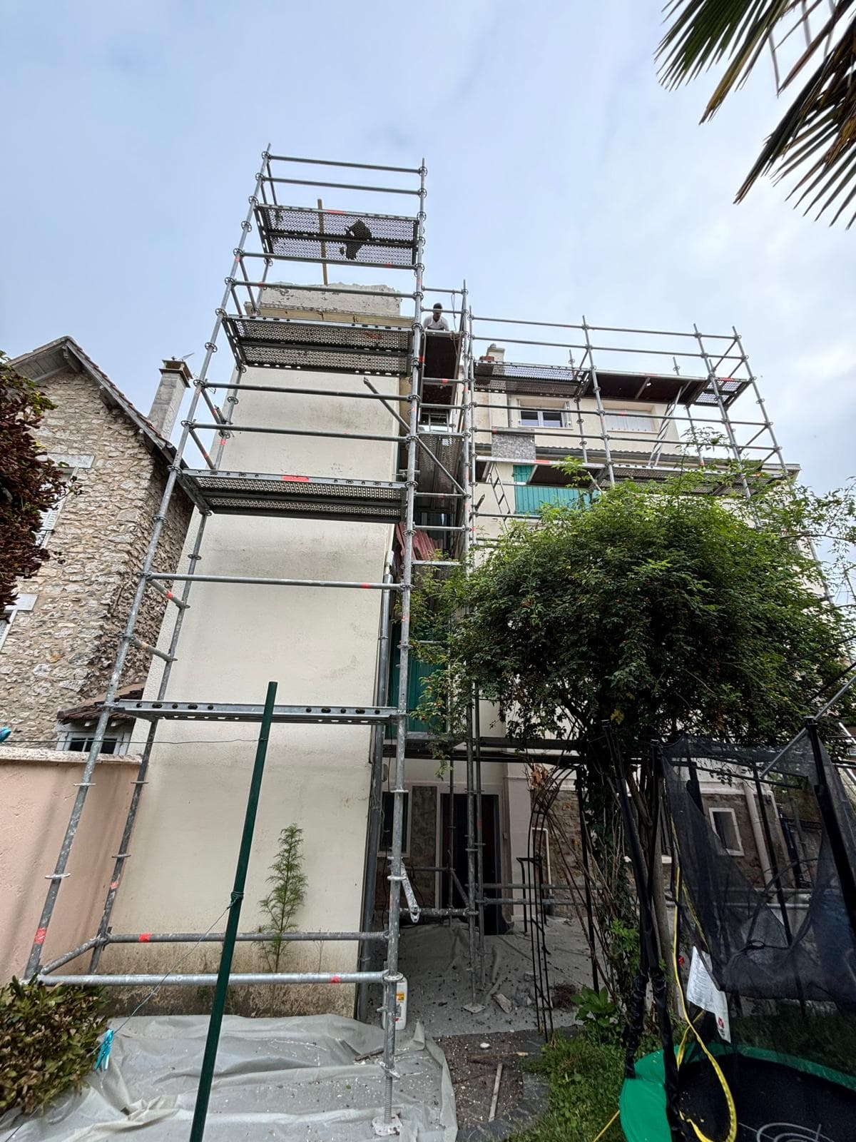 Chantier de couverture avec échafaudage sécurisé par JCD Rénovation (photo 11)