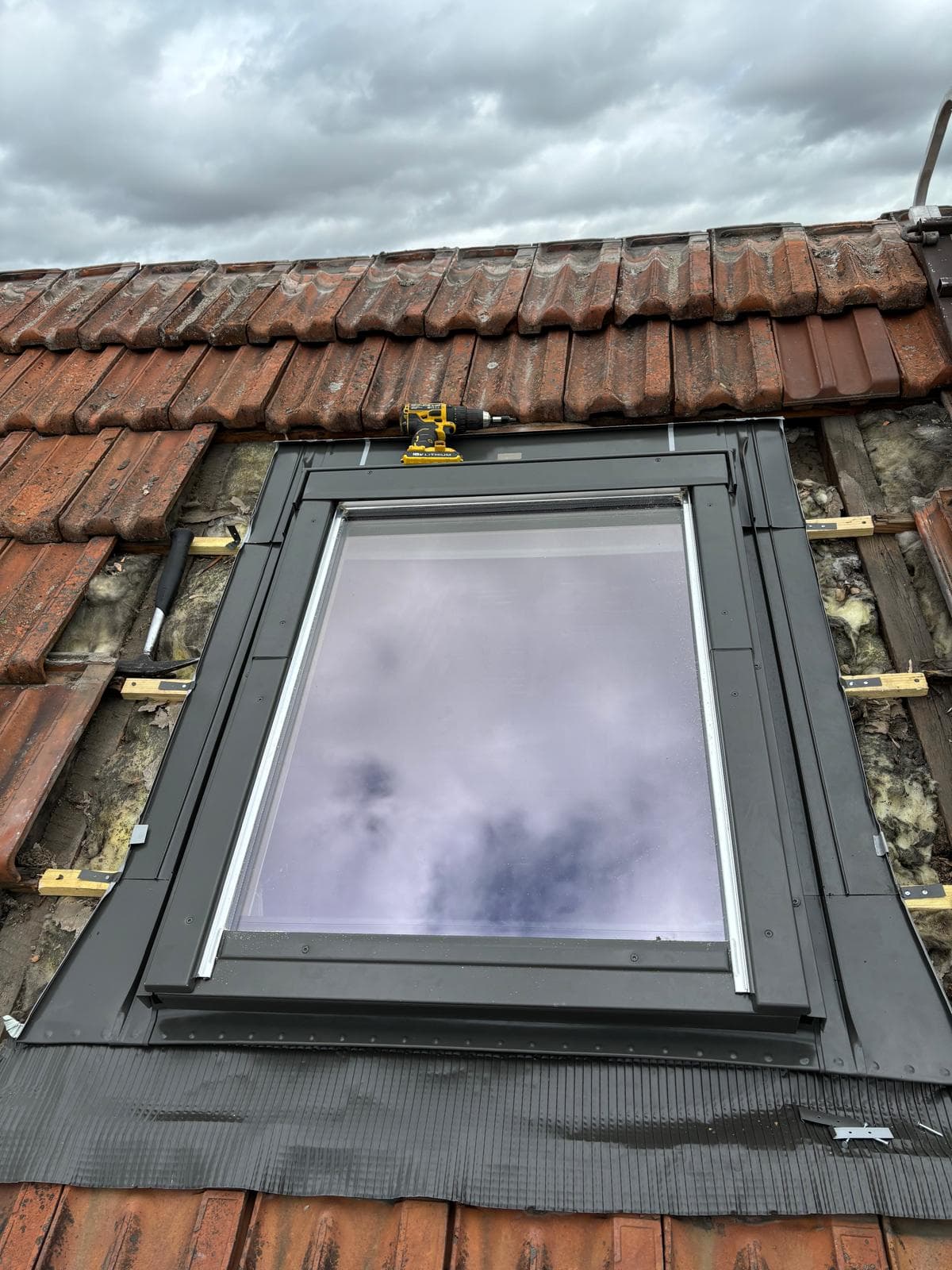Pose de tuiles sur une toiture par les couvreurs JCD Rénovation (photo 14)