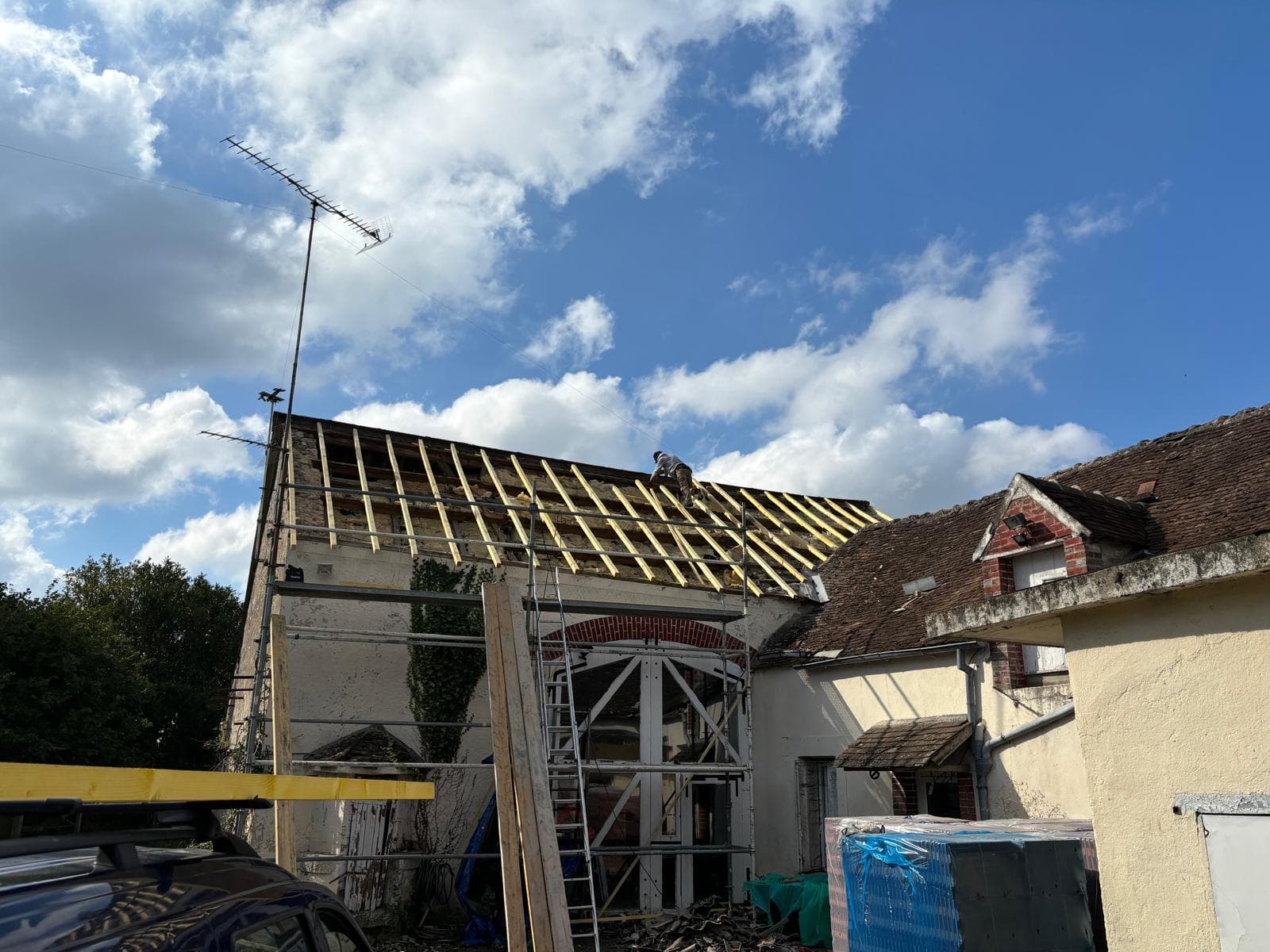 Chantier de couverture avec échafaudage sécurisé par JCD Rénovation (photo 17)