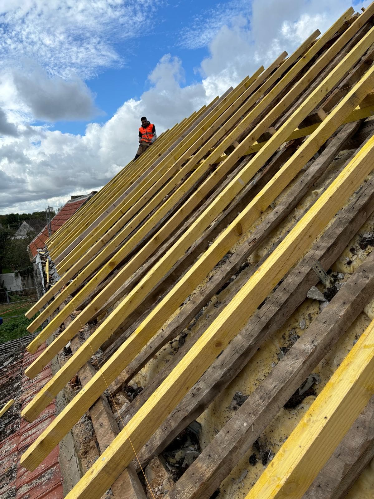 Pose de tuiles sur une toiture par les couvreurs JCD Rénovation (photo 20)