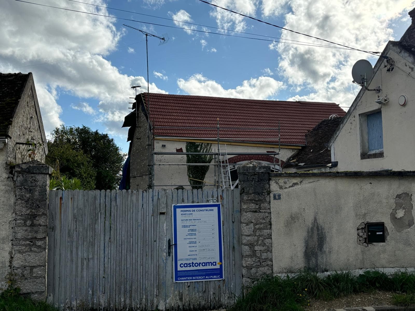 Travaux de couverture en cours sur un chantier JCD Rénovation près de Villemandeur (photo 21)