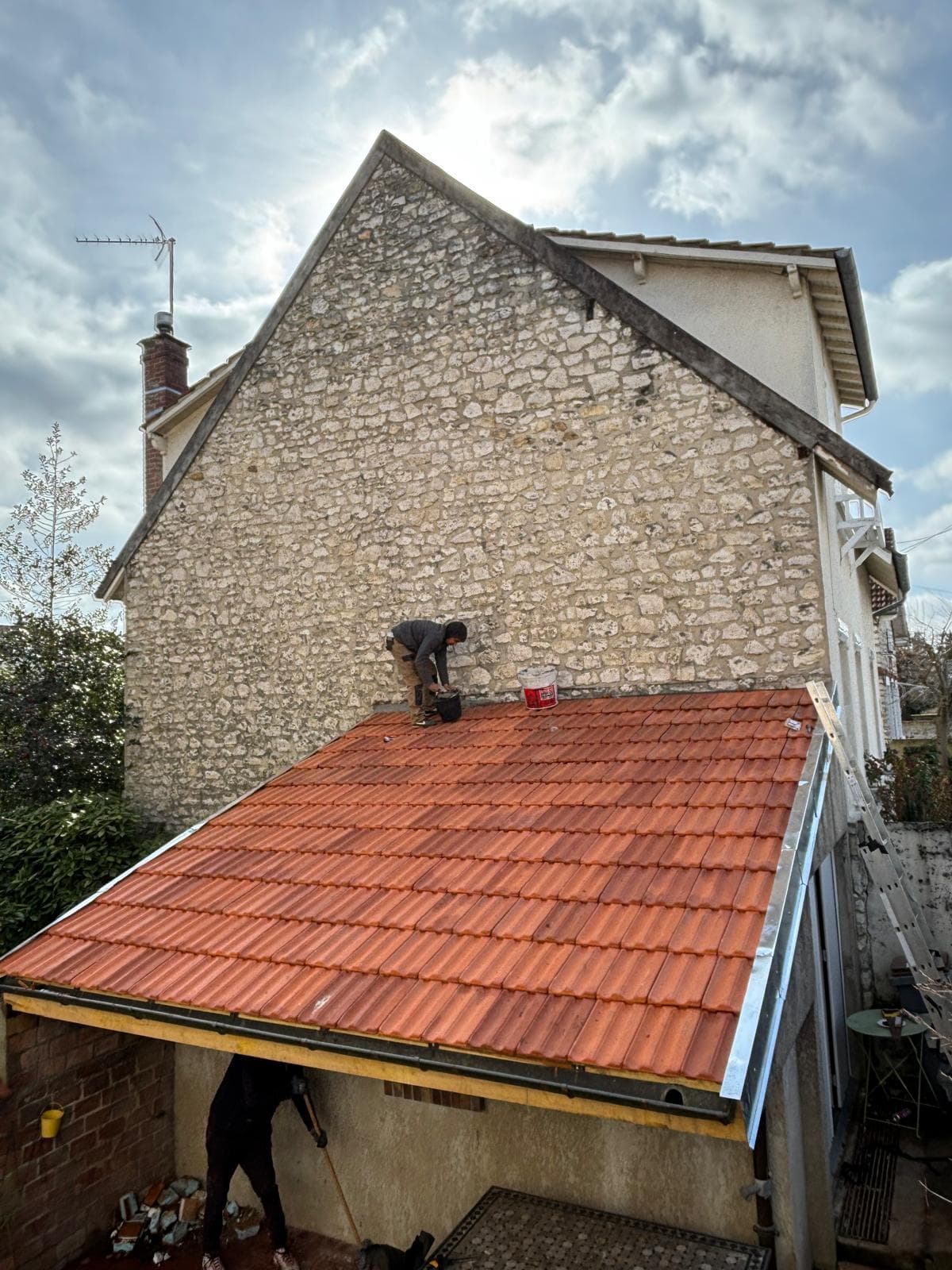 Chantier de couverture avec échafaudage sécurisé par JCD Rénovation (photo 23)