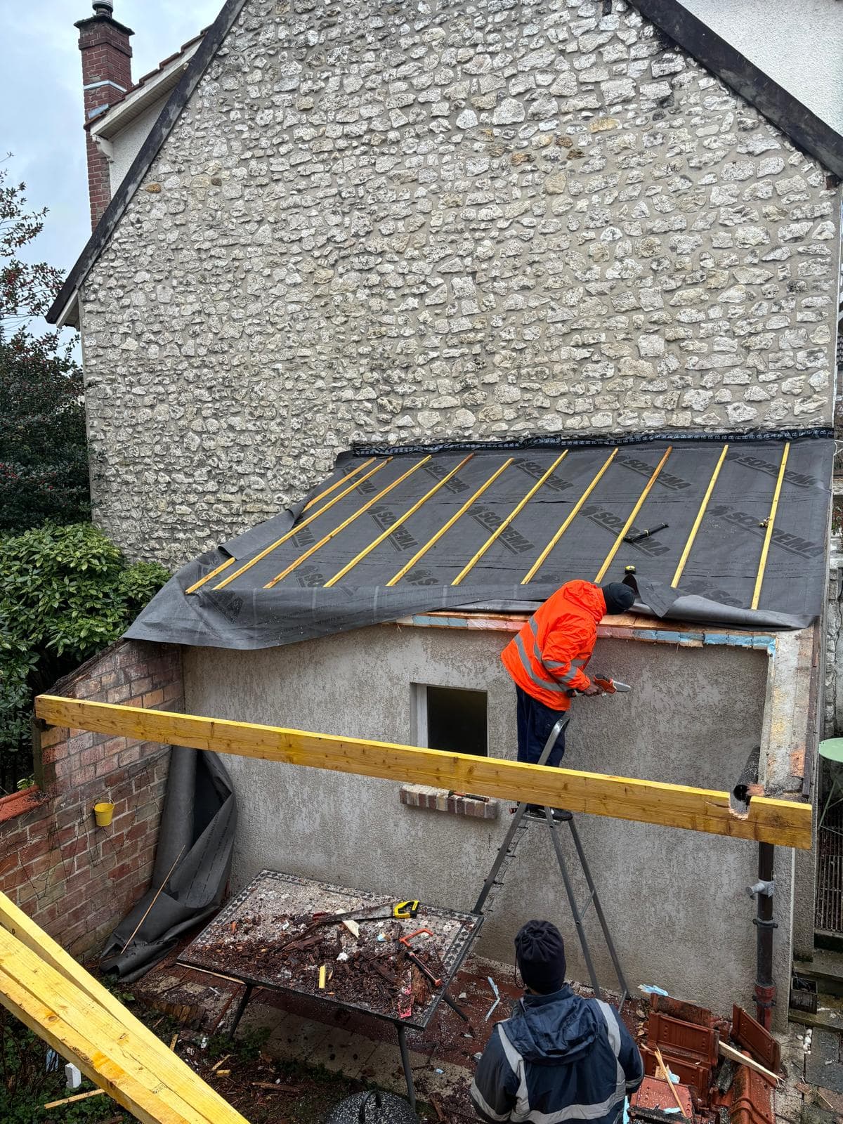 Pose de tuiles sur une toiture par les couvreurs JCD Rénovation (photo 26)