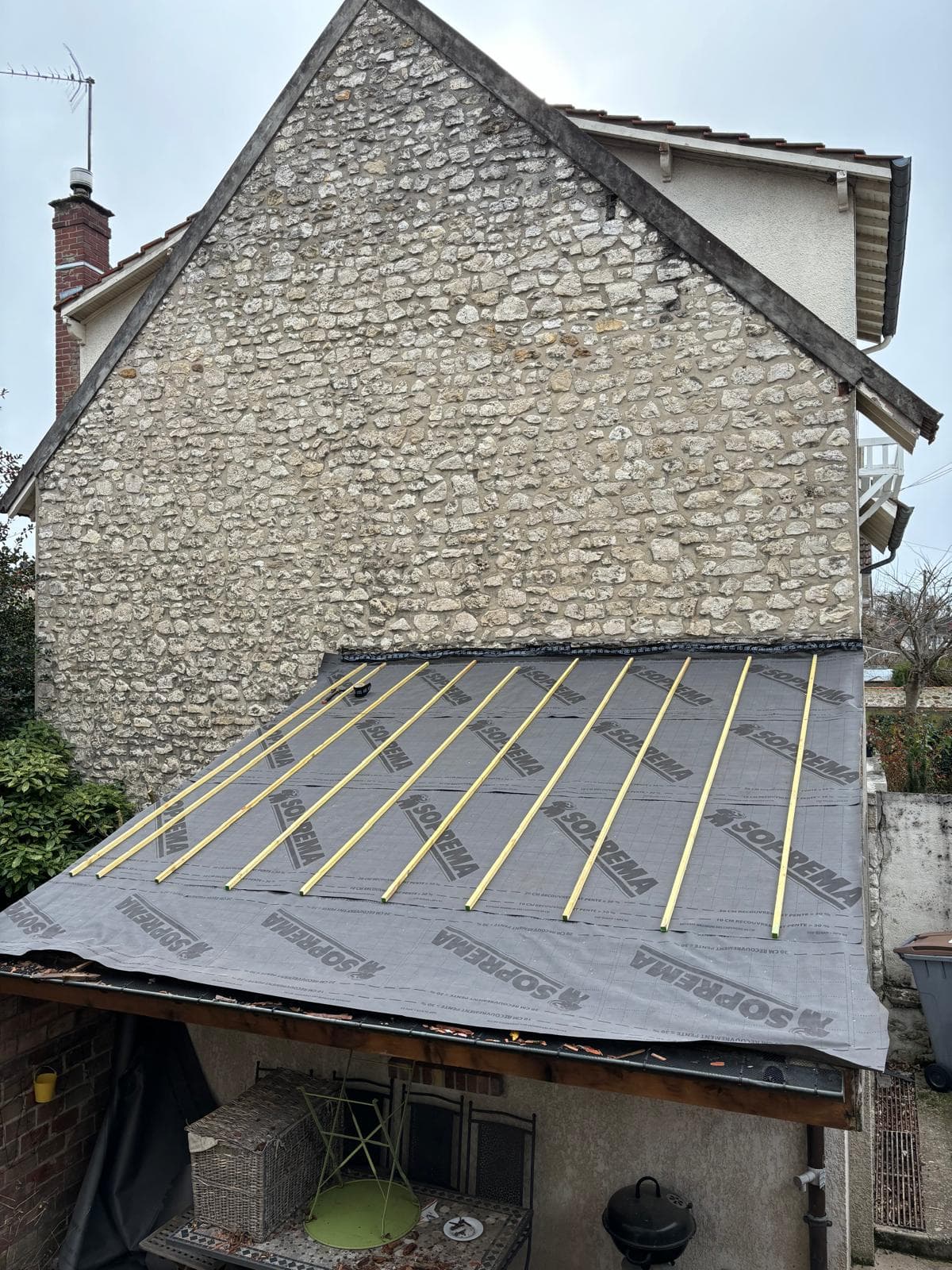 Travaux de couverture en cours sur un chantier JCD Rénovation près de Villemandeur (photo 27)