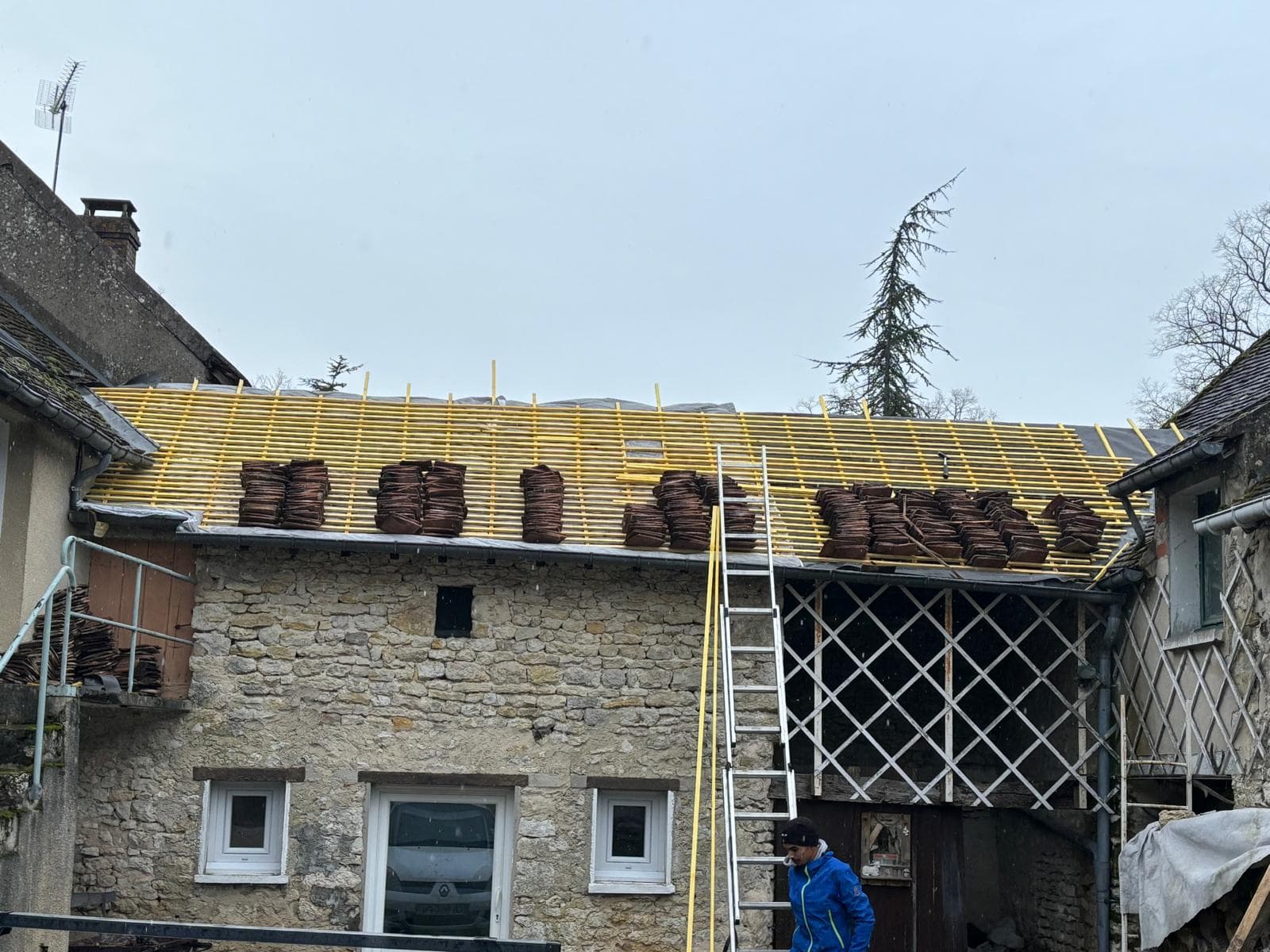 Chantier de couverture avec échafaudage sécurisé par JCD Rénovation (photo 29)