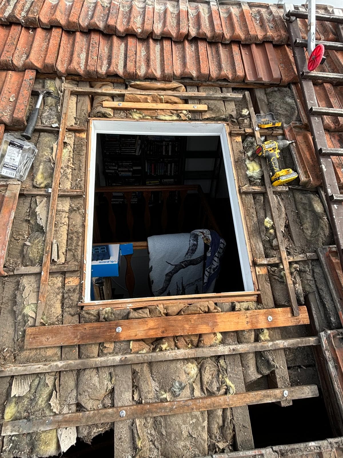 Pose de tuiles sur une toiture par les couvreurs JCD Rénovation (photo 32)
