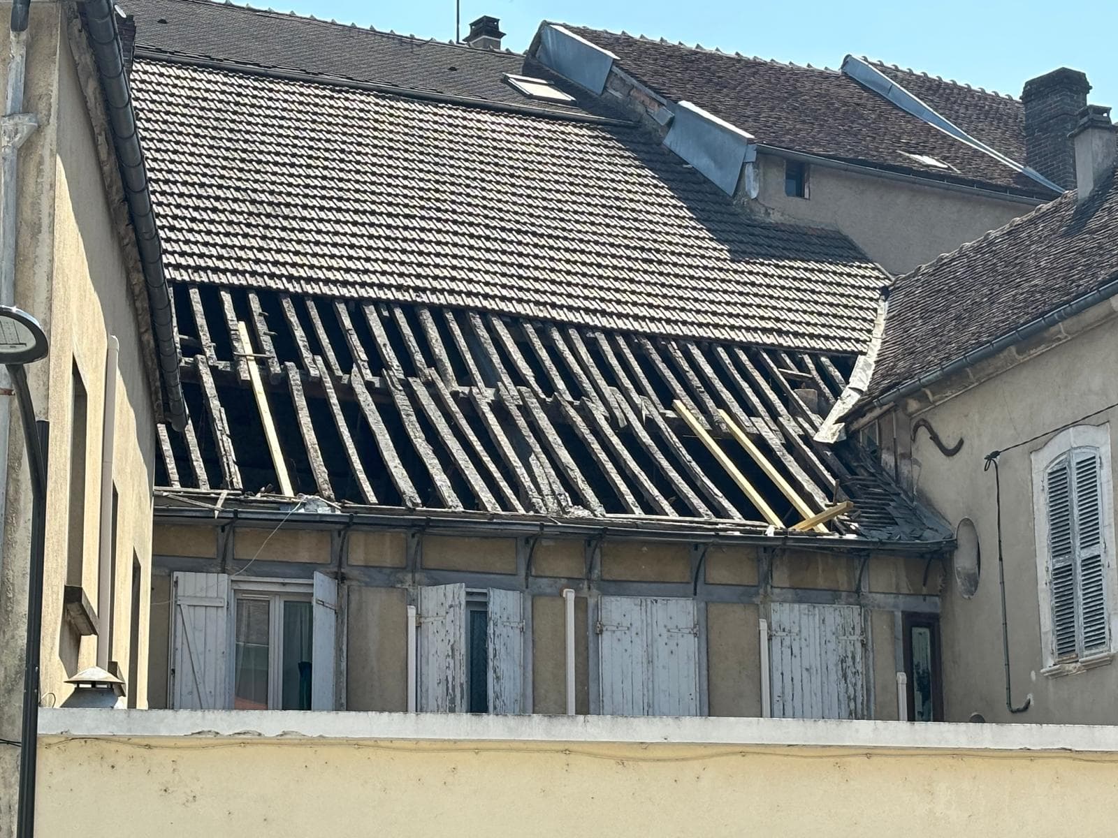 Pose de tuiles sur une toiture par les couvreurs JCD Rénovation (photo 38)