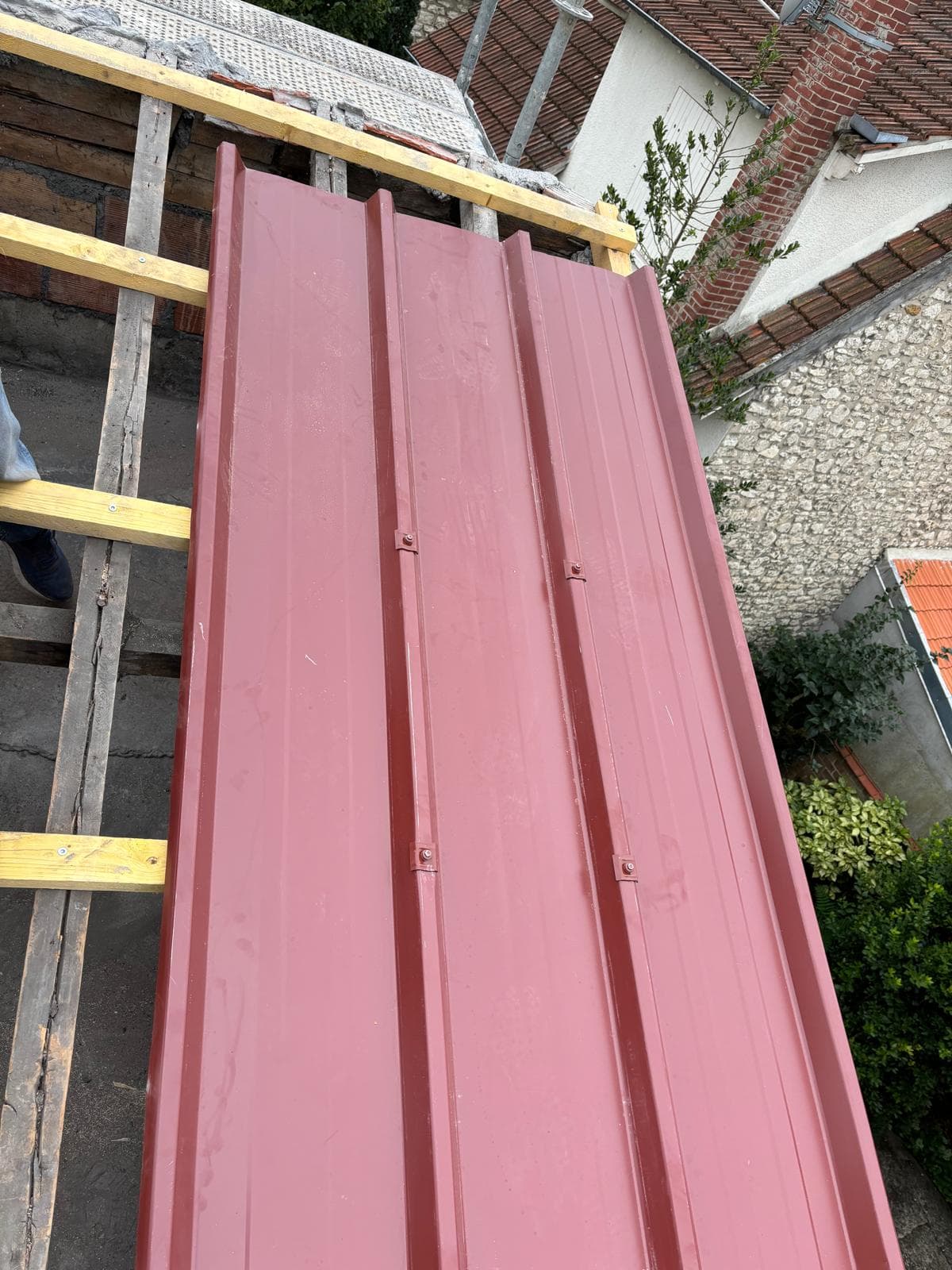 Travaux de couverture en cours sur un chantier JCD Rénovation près de Villemandeur (photo 39)