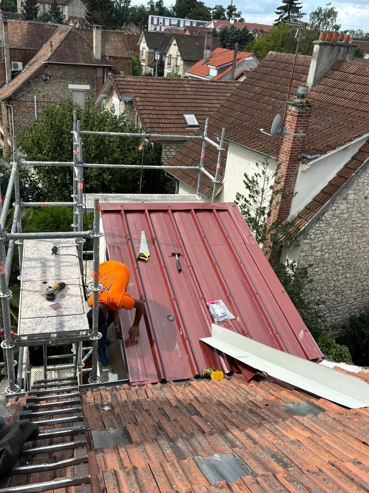 Chantier de couverture avec échafaudage sécurisé par JCD Rénovation (photo 41)