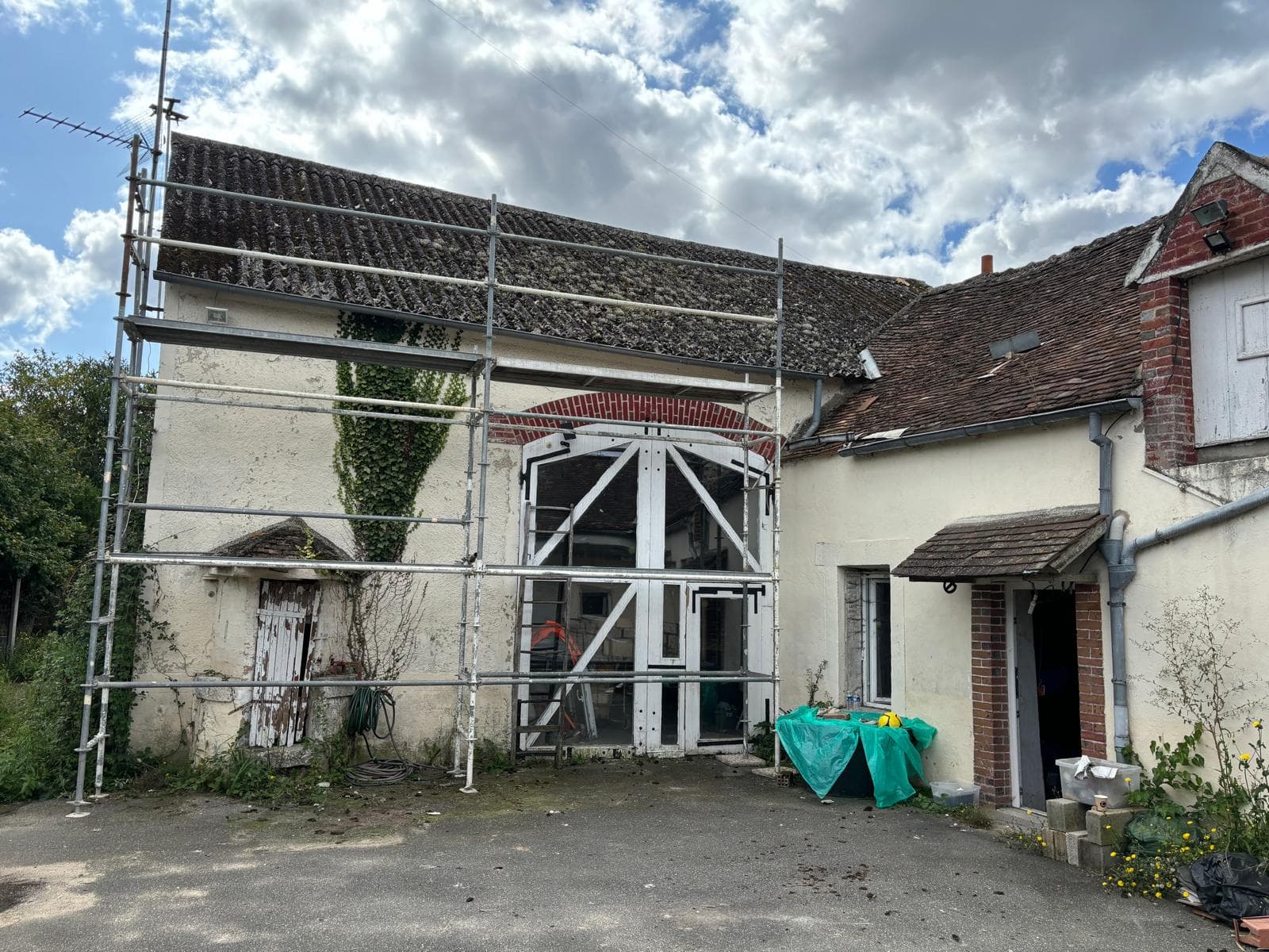 Pose de tuiles sur une toiture par les couvreurs JCD Rénovation (photo 44)