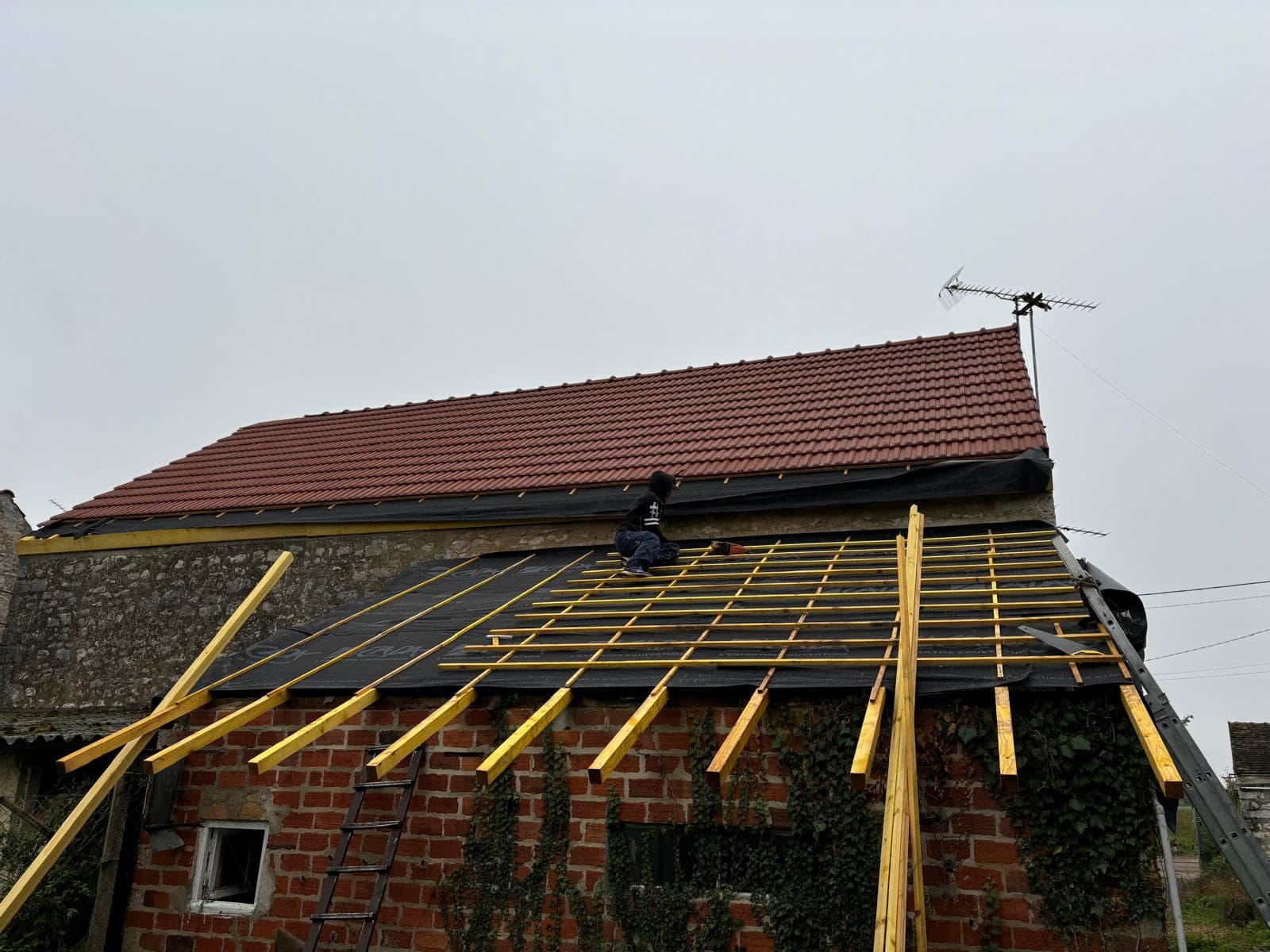 Réfection de toiture par l'équipe JCD Rénovation dans l'agglomération Montargoise (photo 48)
