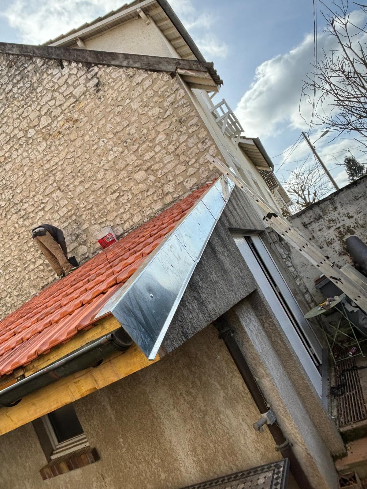 Travaux de couverture en cours sur un chantier JCD Rénovation près de Villemandeur (photo 51)