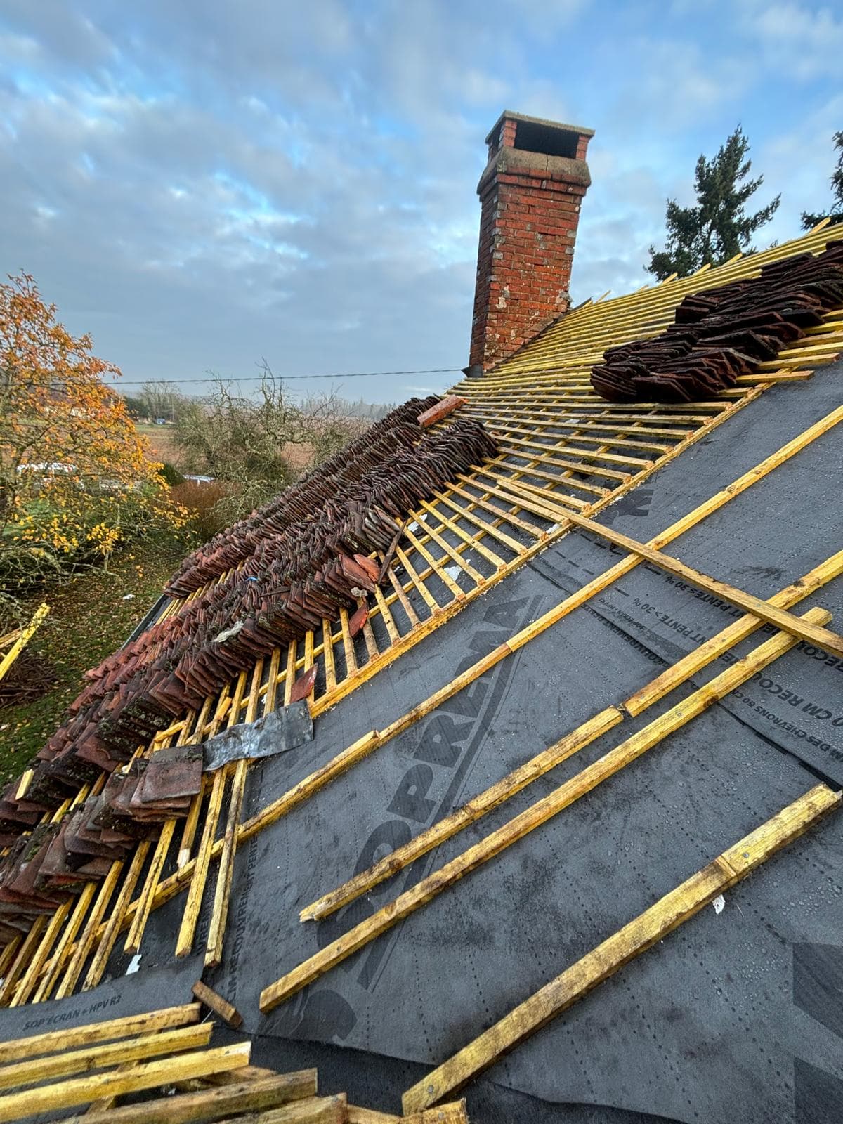 Chantier de couverture avec échafaudage sécurisé par JCD Rénovation (photo 59)