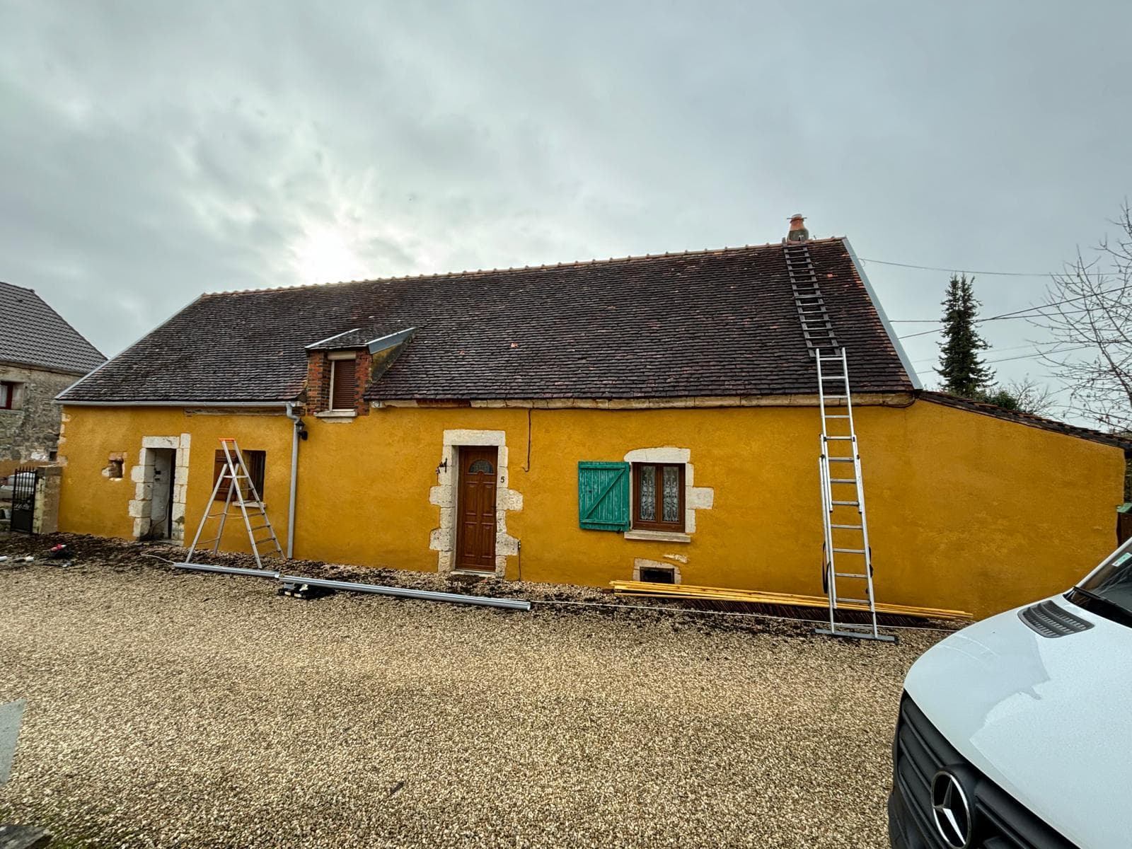 Pose de tuiles sur une toiture par les couvreurs JCD Rénovation (photo 62)