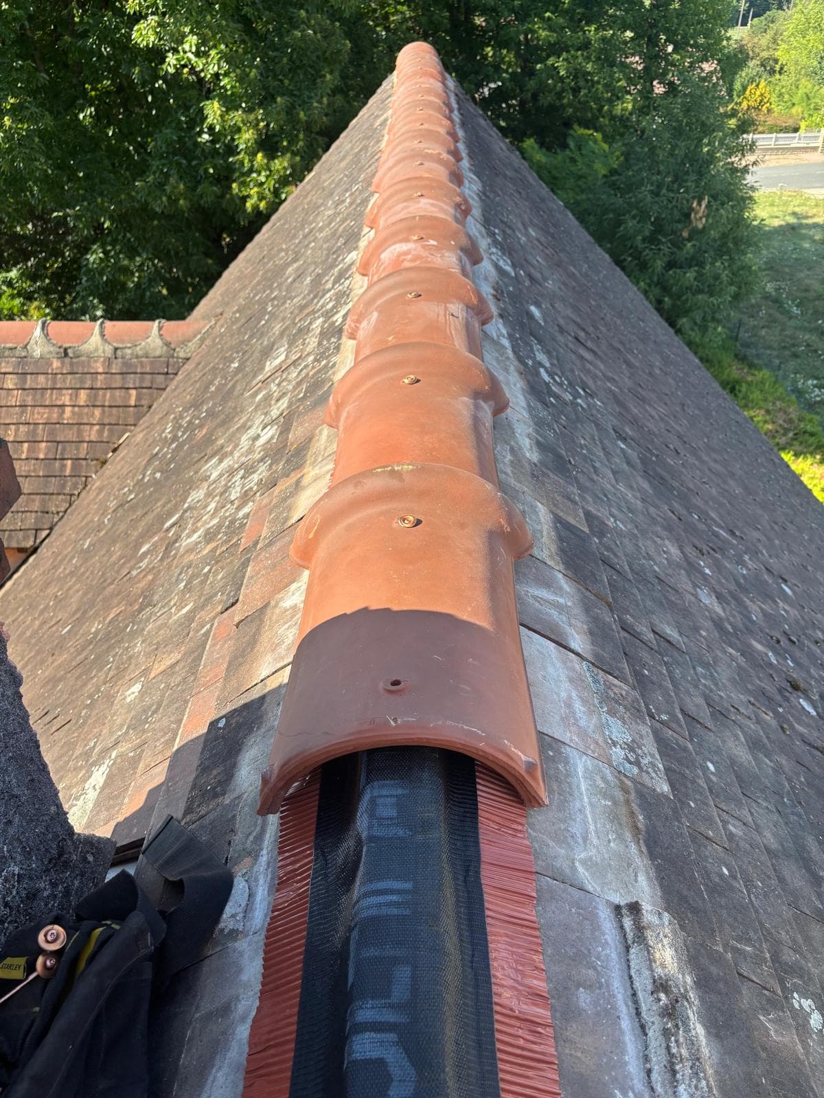 Faîtage et zinguerie refaits à neuf par JCD Rénovation (chantier 5).