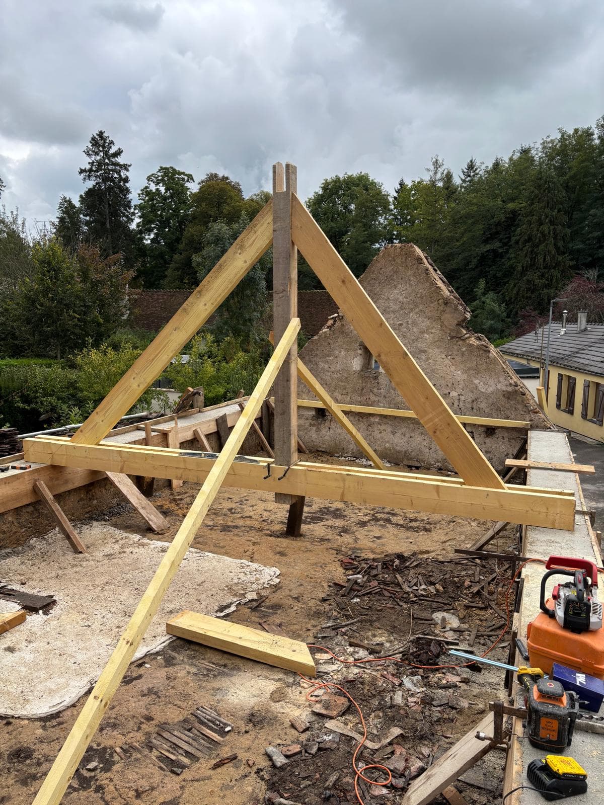 Pose de fermettes et charpente neuve par JCD Rénovation (chantier 12).