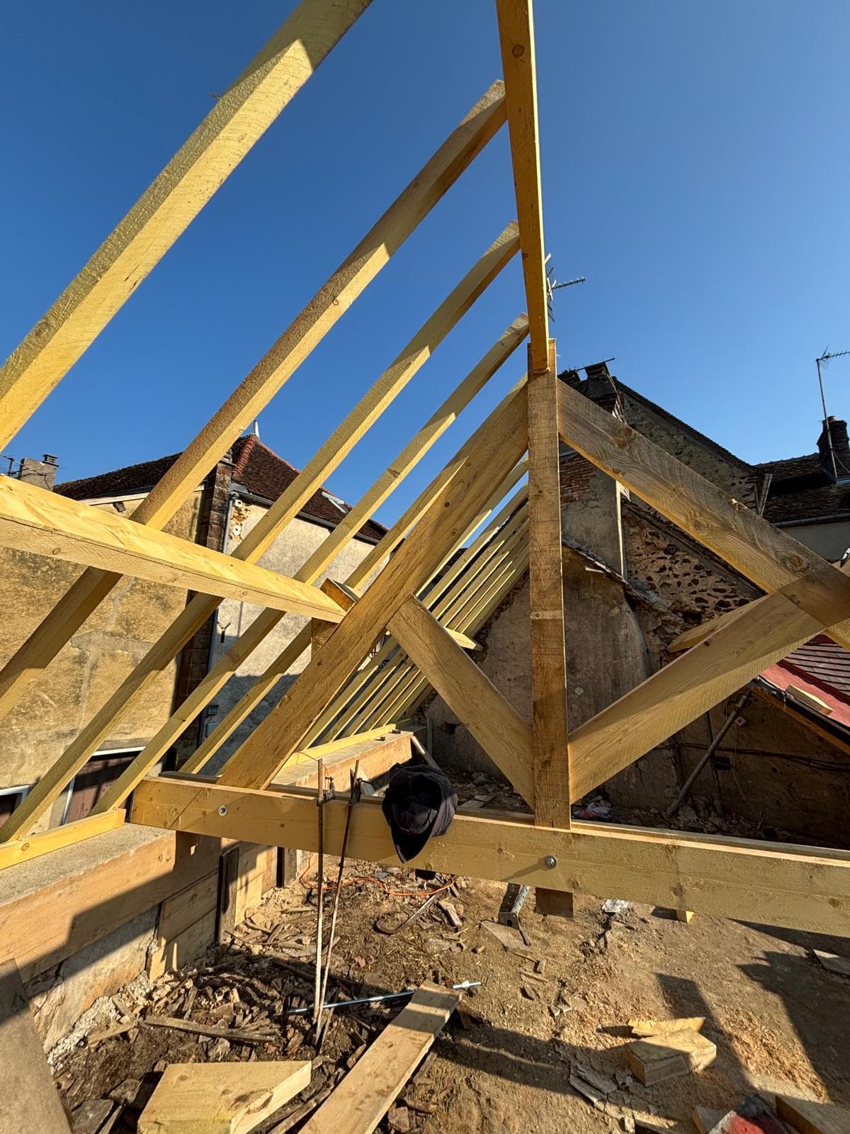 Faîtage et zinguerie refaits à neuf par JCD Rénovation (chantier 13).