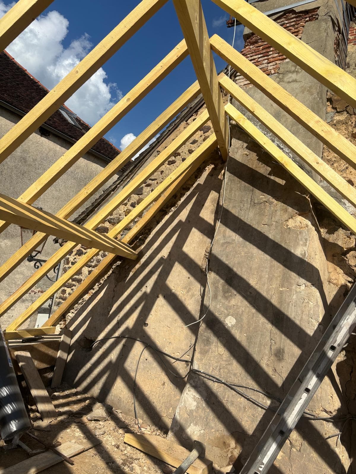 Traitement et remaniement de charpente par JCD Rénovation (chantier 16).