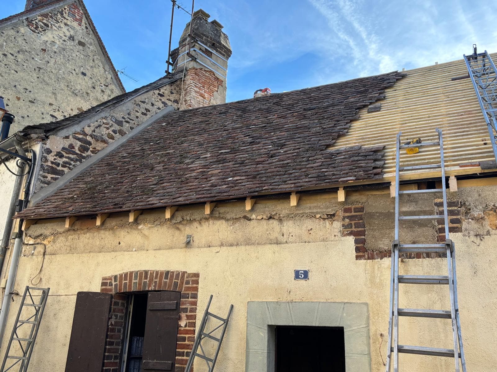 Pose de fermettes et charpente neuve par JCD Rénovation (chantier 20).