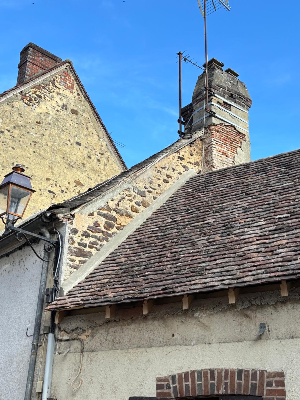 Faîtage et zinguerie refaits à neuf par JCD Rénovation (chantier 21).