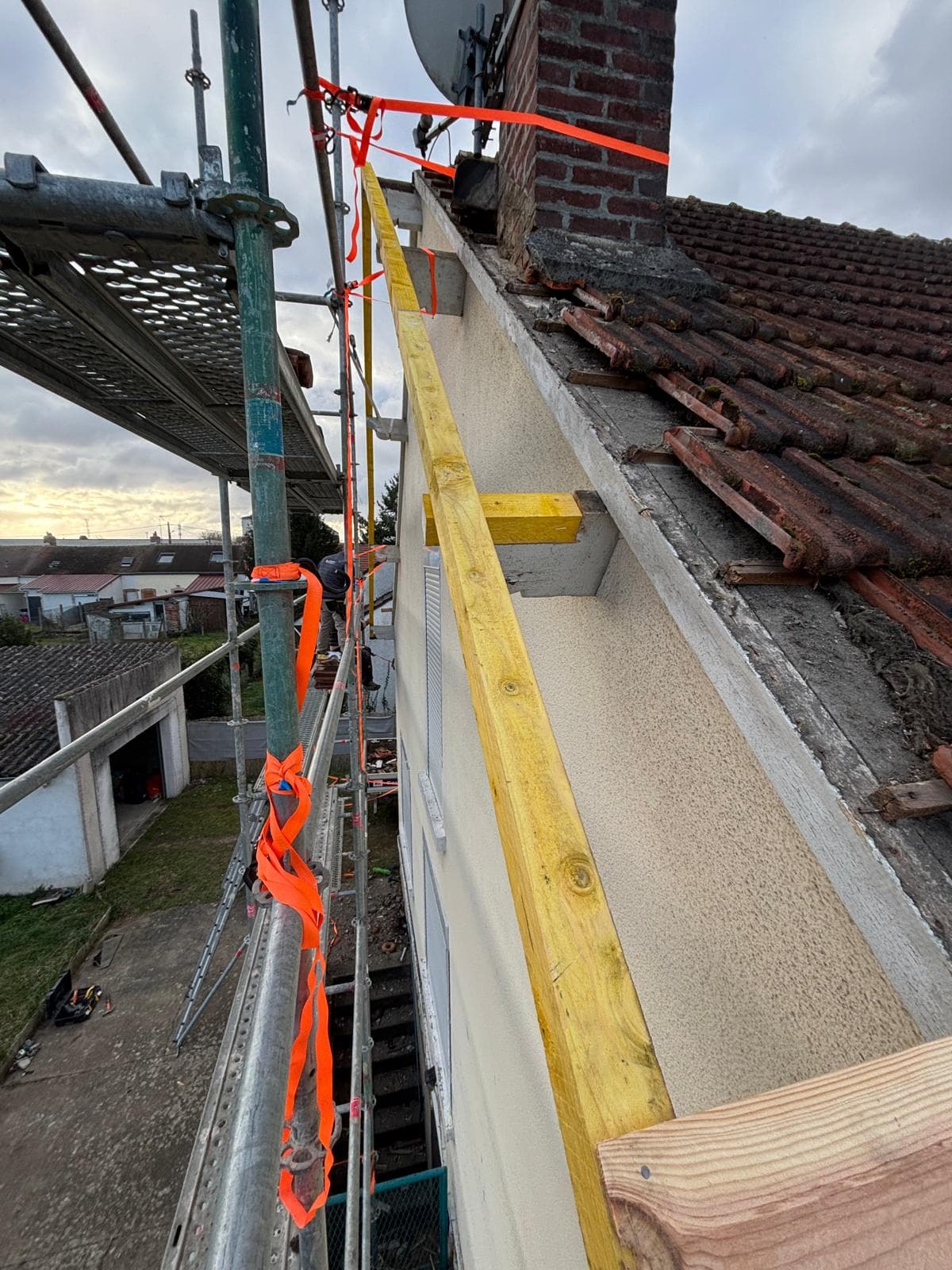 Pose de fermettes et charpente neuve par JCD Rénovation (chantier 36).