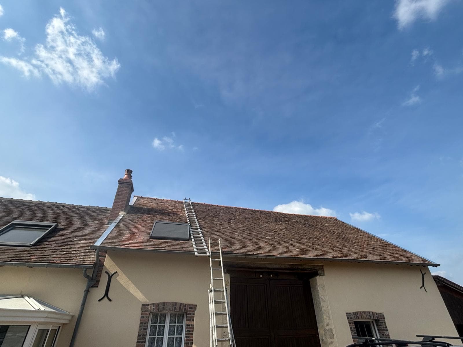 Rénovation de toiture en tuiles terre cuite par JCD Rénovation (chantier 42).