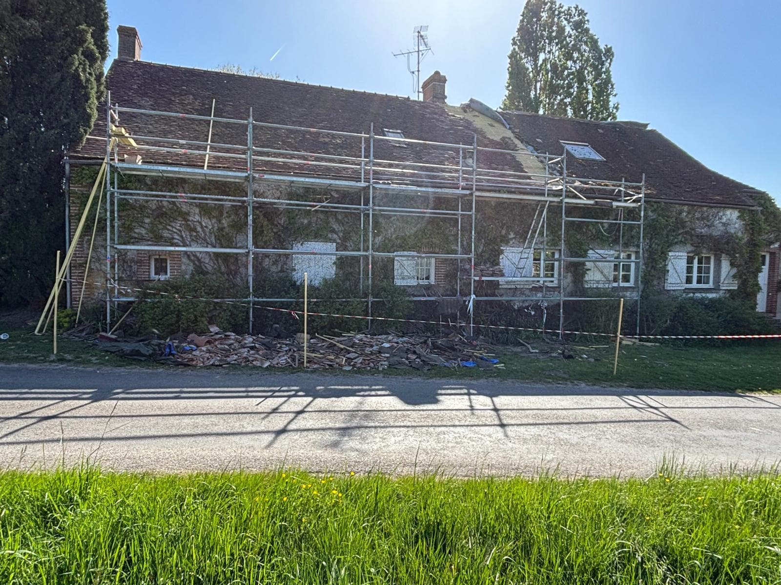Faîtage et zinguerie refaits à neuf par JCD Rénovation (chantier 45).