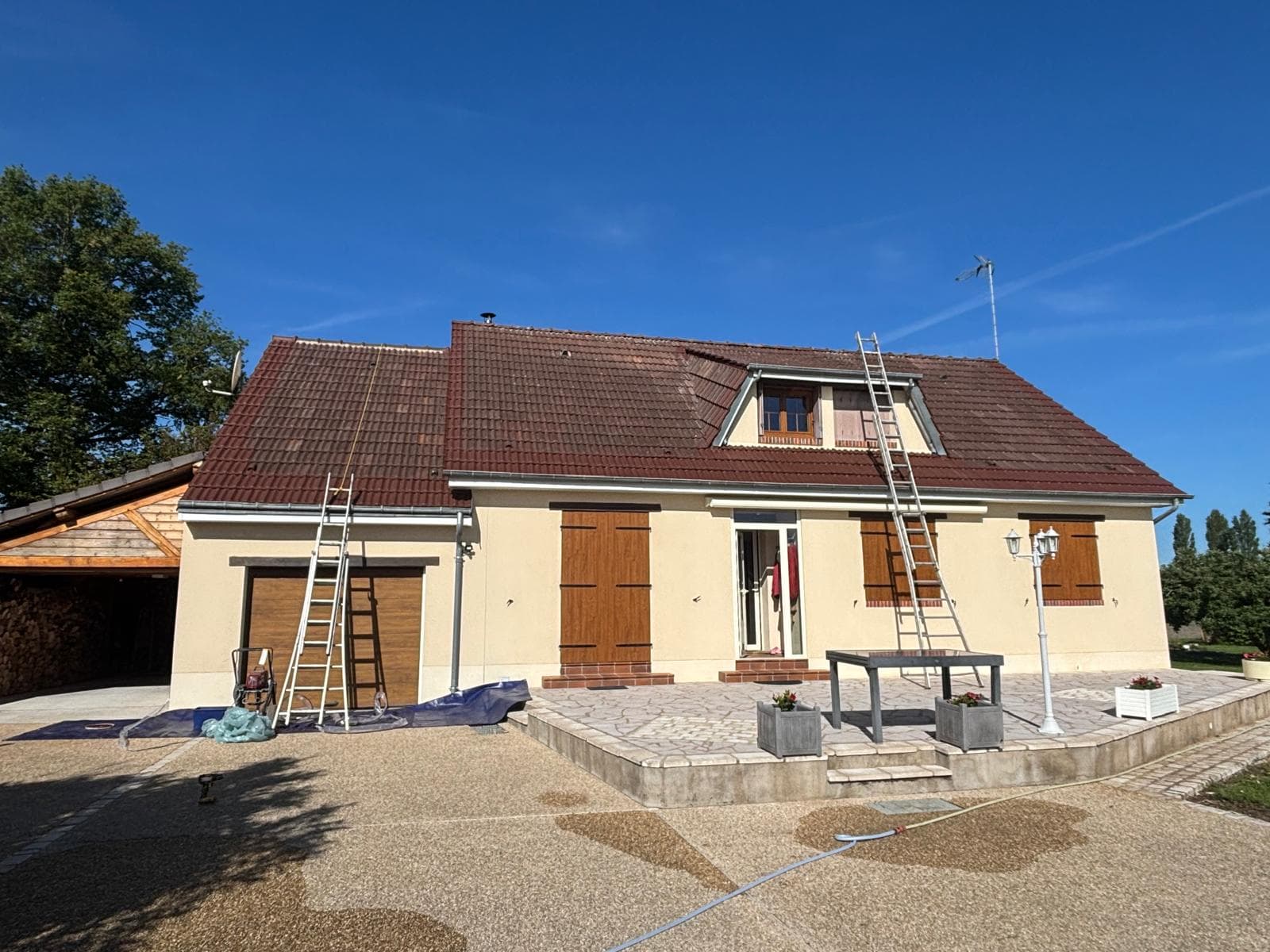 Pose de fermettes et charpente neuve par JCD Rénovation (chantier 52).