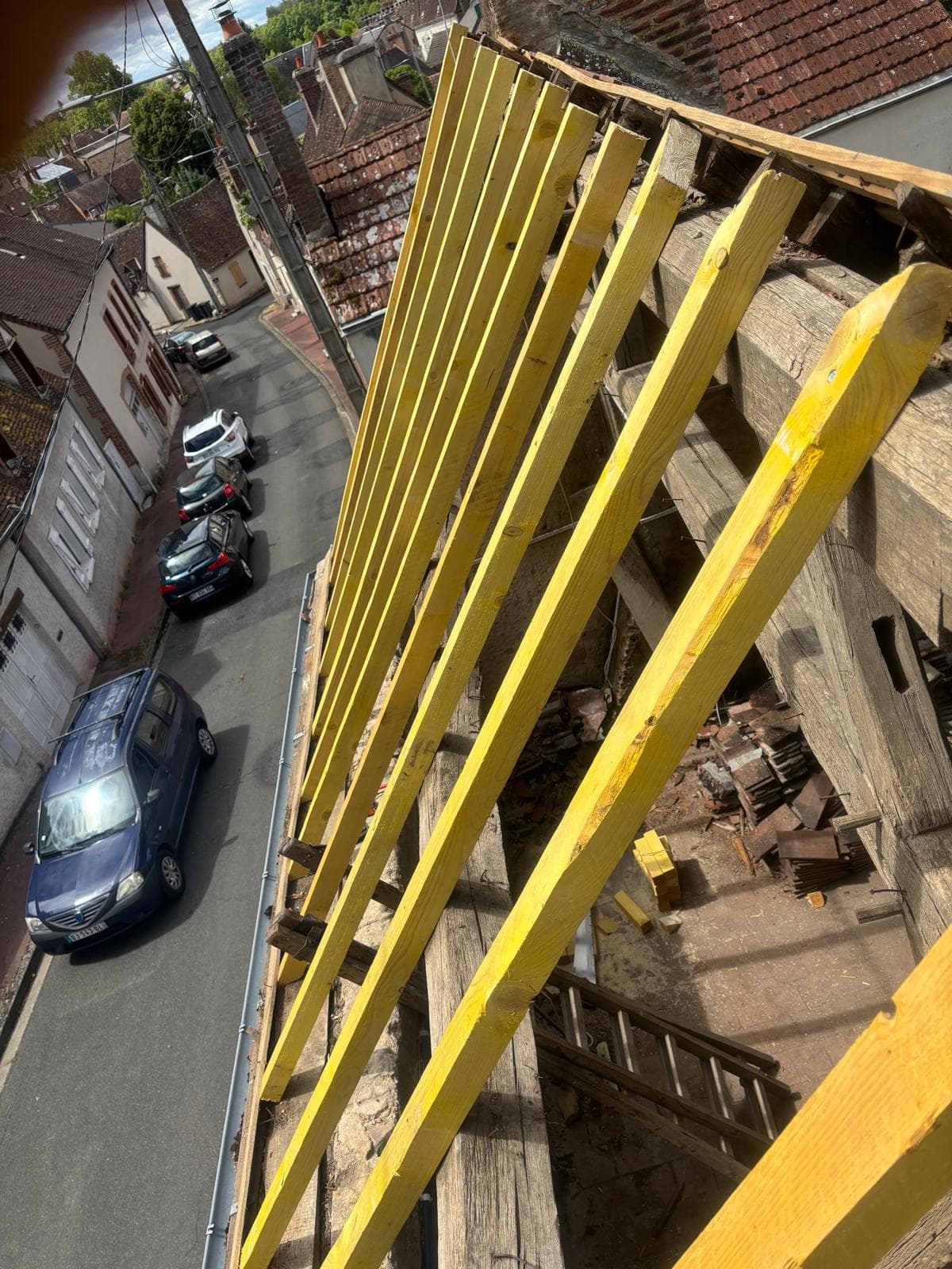 Faîtage et zinguerie refaits à neuf par JCD Rénovation (chantier 53).
