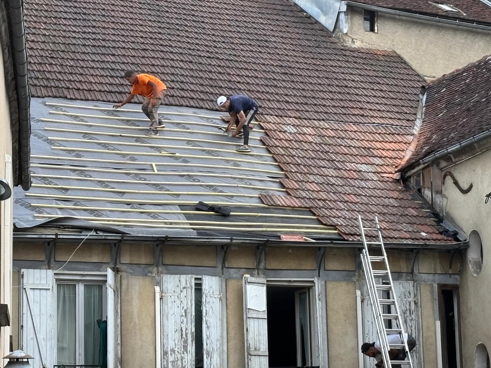 Couvreurs JCD Rénovation sur un chantier de toiture, à quelques minutes d’Amilly