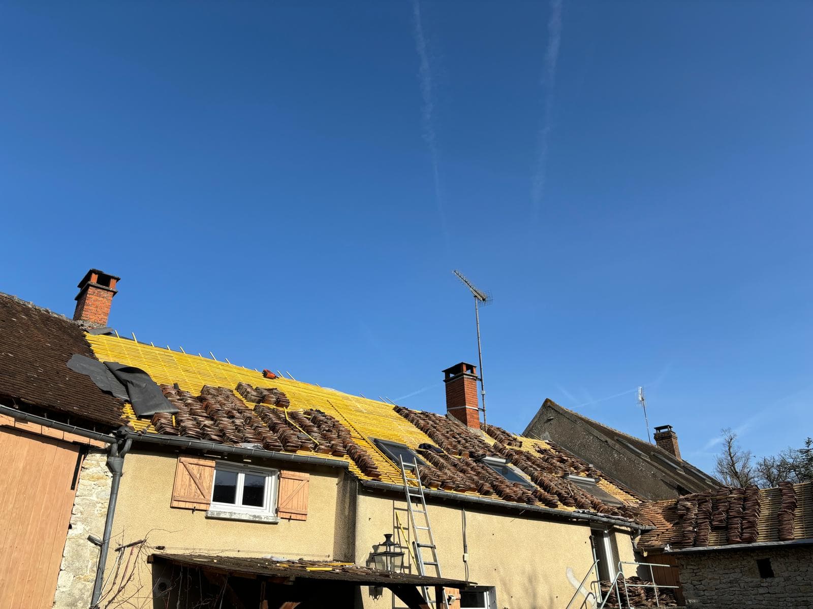 Remaniement des tuiles d'une toiture dans le Loiret par les couvreurs JCD Rénovation