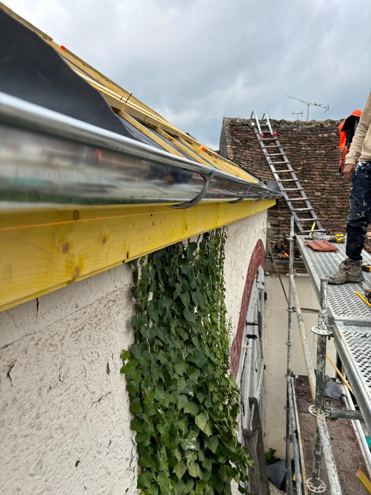 Pose d'une gouttière zinc neuve par JCD Rénovation